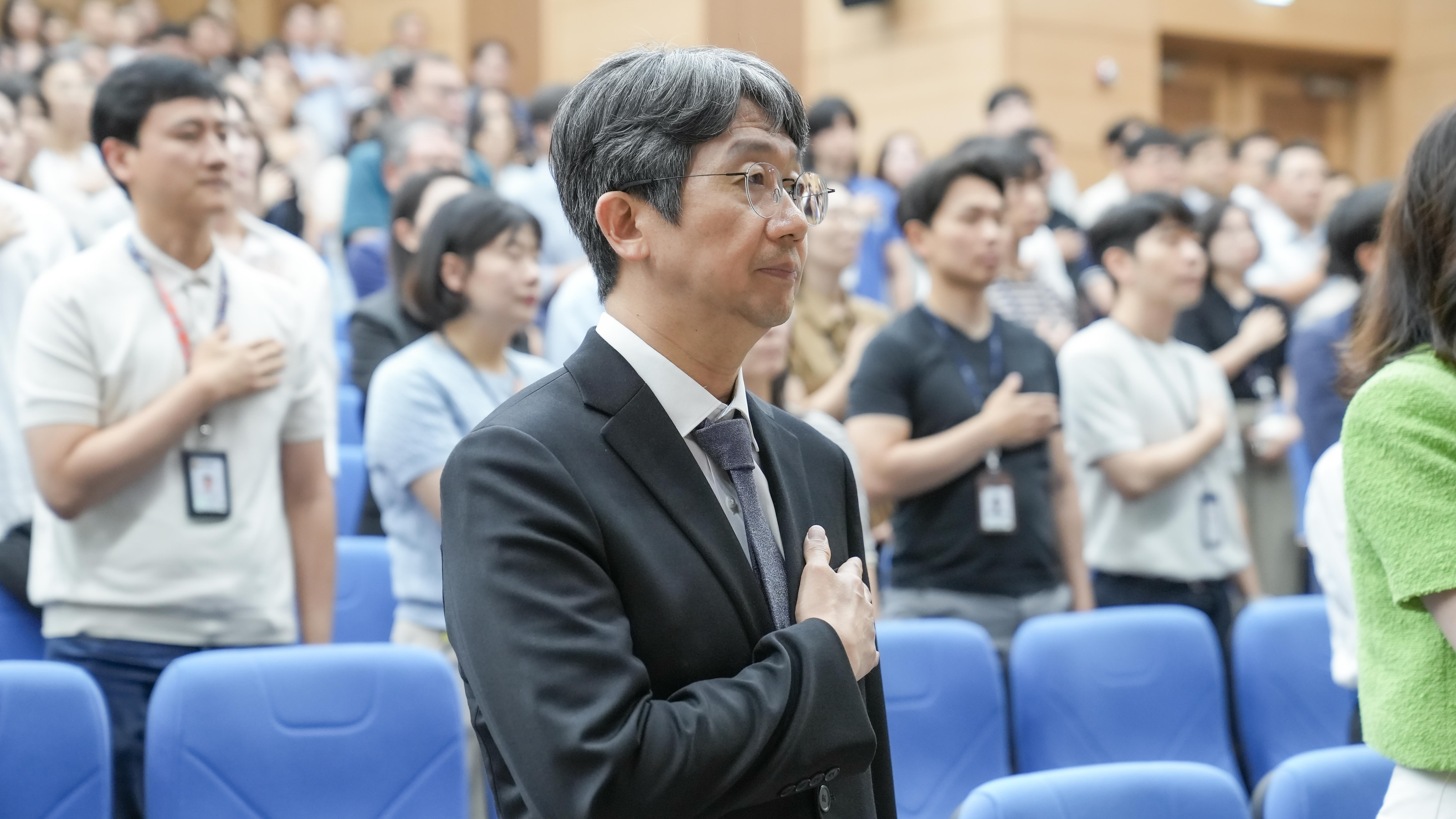 국기에 대한 경례하는 제4대 질병관리청 임승관 청장